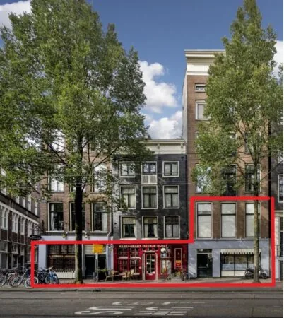 Gevelaanzicht van historische panden aan de Nieuwezijds Voorburgwal in Amsterdam met restaurant "Haesje Claes" op de begane grond, gemarkeerd met een rode omlijning.